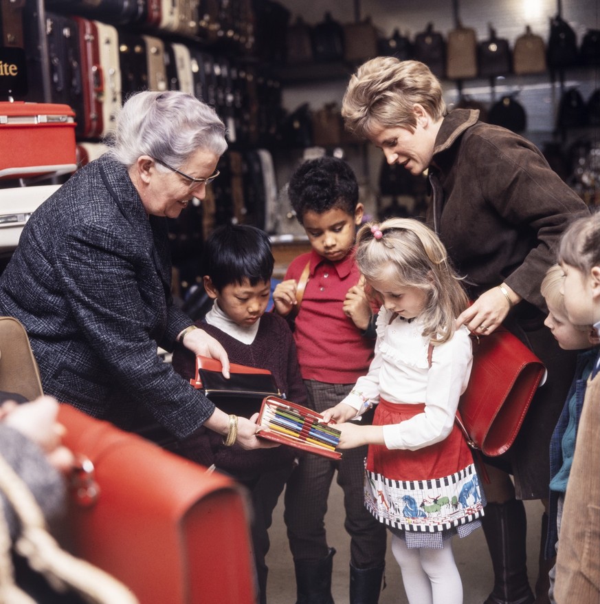 === AUS DER ORIGINALLEGENDE === &quot;Das Blei- und Farbstiftetui, das in jeden Schulsack gehoert, wird im Fachgeschaeft kritisch ausgesucht. Grossmutter und Mutter sind mit dabei. Der erste Schultag, ...