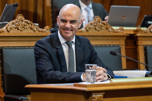 Bundesrat Alain Berset sitzt im Staenderat an der Sommersession der Eidgenoessischen Raete, am Dienstag, 14. Juni 2022, in Bern. (KEYSTONE/Peter Schneider)