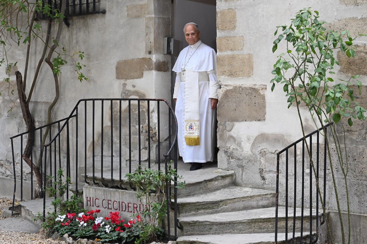 KEYPIX - epa13264080 Pope Leo XIV walks on steps inscribed with the Latin words 'Hic ceciderunt' (Here they fell) of the Stairway of Martyrs at the Saint-Joseph-des-Carmes church as part of  ...