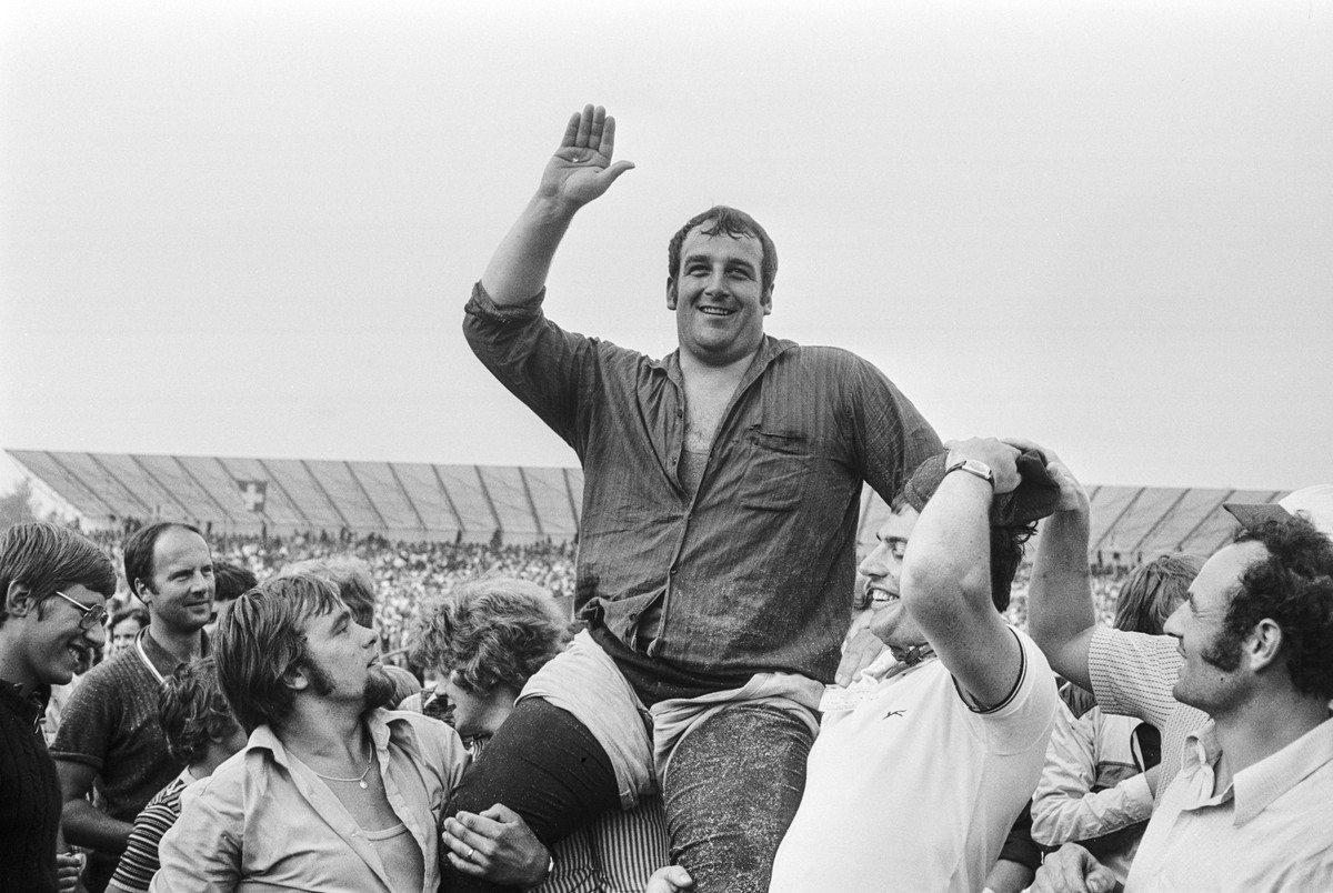Der Schwinger Rudolf Hunsperger jubelt mit seinen Fans nach seinem Sieg am Eidgenoessischen Schwing- und Aelplerfest in Schwyz, aufgenommen am 25. August 1974. Hunsperger gewinnt das Schwingfest und w ...
