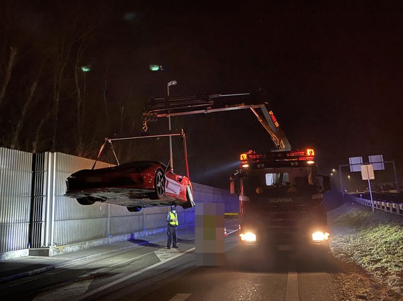 Der Ferrari wird abgeschleppt.