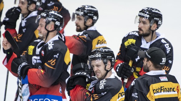 Berns Ramon Untersander, Mark Arcobello, Marc Kaempf und Vincent Praplan, von links, sind enttaeuscht im Eishockey Meisterschaftsspiel der National League zwischen dem SC Bern und dem HC Lugano, am Fr ...