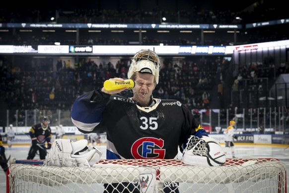 Gotterons Torhueter Connor Hughes bespritzt sich mit Wasser, beim Eishockey Meisterschaftsspiel der National League A zwischen den HC Fribourg Gotteron und HC Lugano, am Dienstag, 20. Dezember 2022, i ...