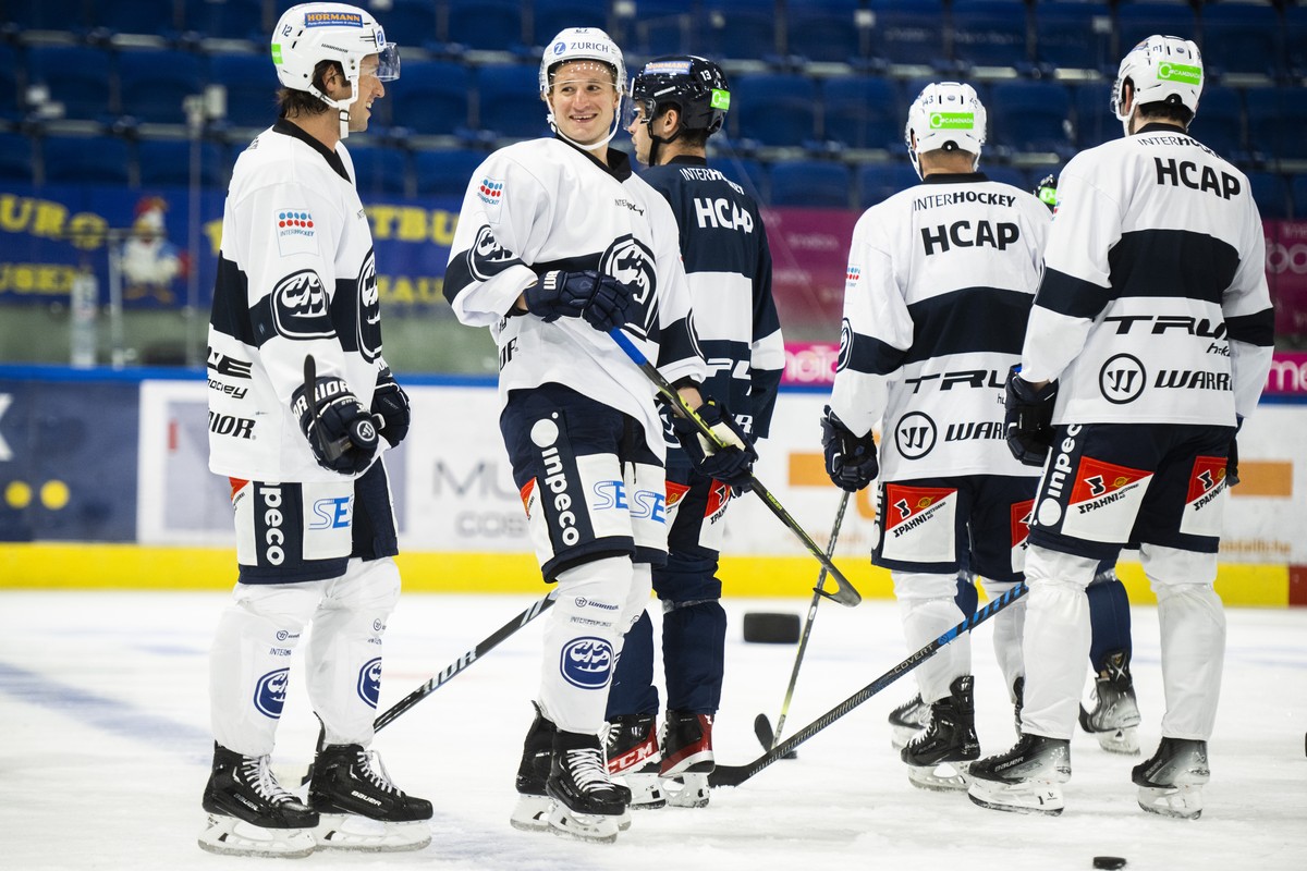 Daniele Grassi and swedish player Jakob Lilja, from left, in action during the first ice training for the upcoming season 2023/24 with his Team HC Ambri-Piotta at the Gottardo Arena in Amun momento du ...