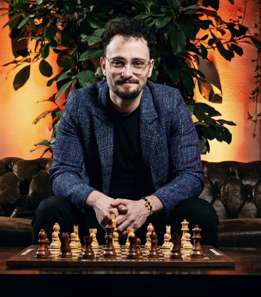 Lehrt Millionen die richtigen Züge: Levy Rozman.