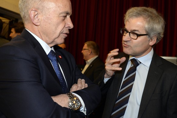 BaZ-Chefredaktor Markus Somm, rechts, spricht mit Bundesrat Ueli Maurer, links, an der 28. Albisguetli-Tagung der Zuercher SVP in Zuerich am Freitag, 15. Januar 2016. (KEYSTONE/Walter Bieri)