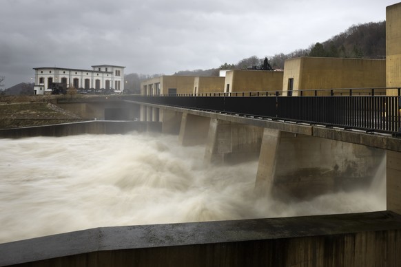 Wasser fliesst aus dem Aare-Hagneck-Kanal durch das Wasserkraftwerk Hagneck in den Bielersee, am Dienstag, 12. Dezember 2023 in Hagneck. Der Wasserpegel des Bielersees liegt nach starken Regenfaellen  ...