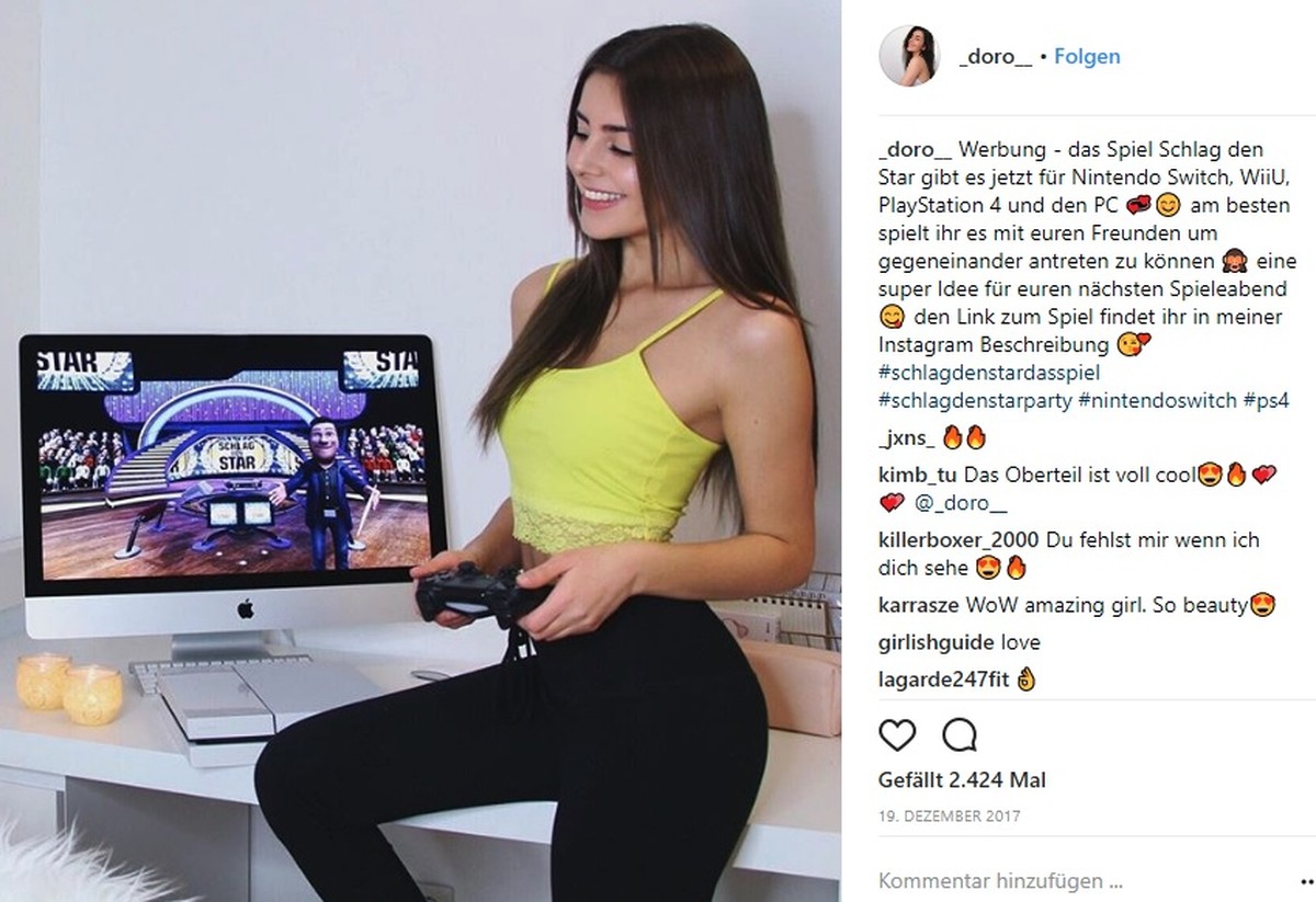 Beginnen wir mit der Playstation, die offensichtlich weder am Strom angeschlossen noch angeschaltet ist. Dass die Dame seitlich und sehr unbequem in den Bildschirm schielt, hilft leider auch nicht. Ab ...