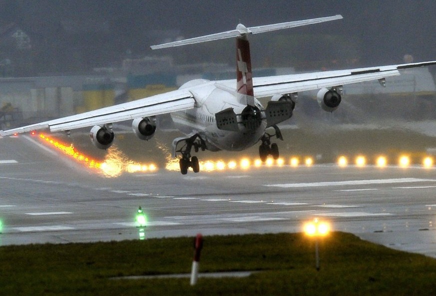 Ein Airbus der Swiss ist auf dem Flug nach Amsterdam von einem Blitz getroffen worden und ist aus Sicherheitsgründen nach Zürich zurückgekehrt. (Symbolbild)