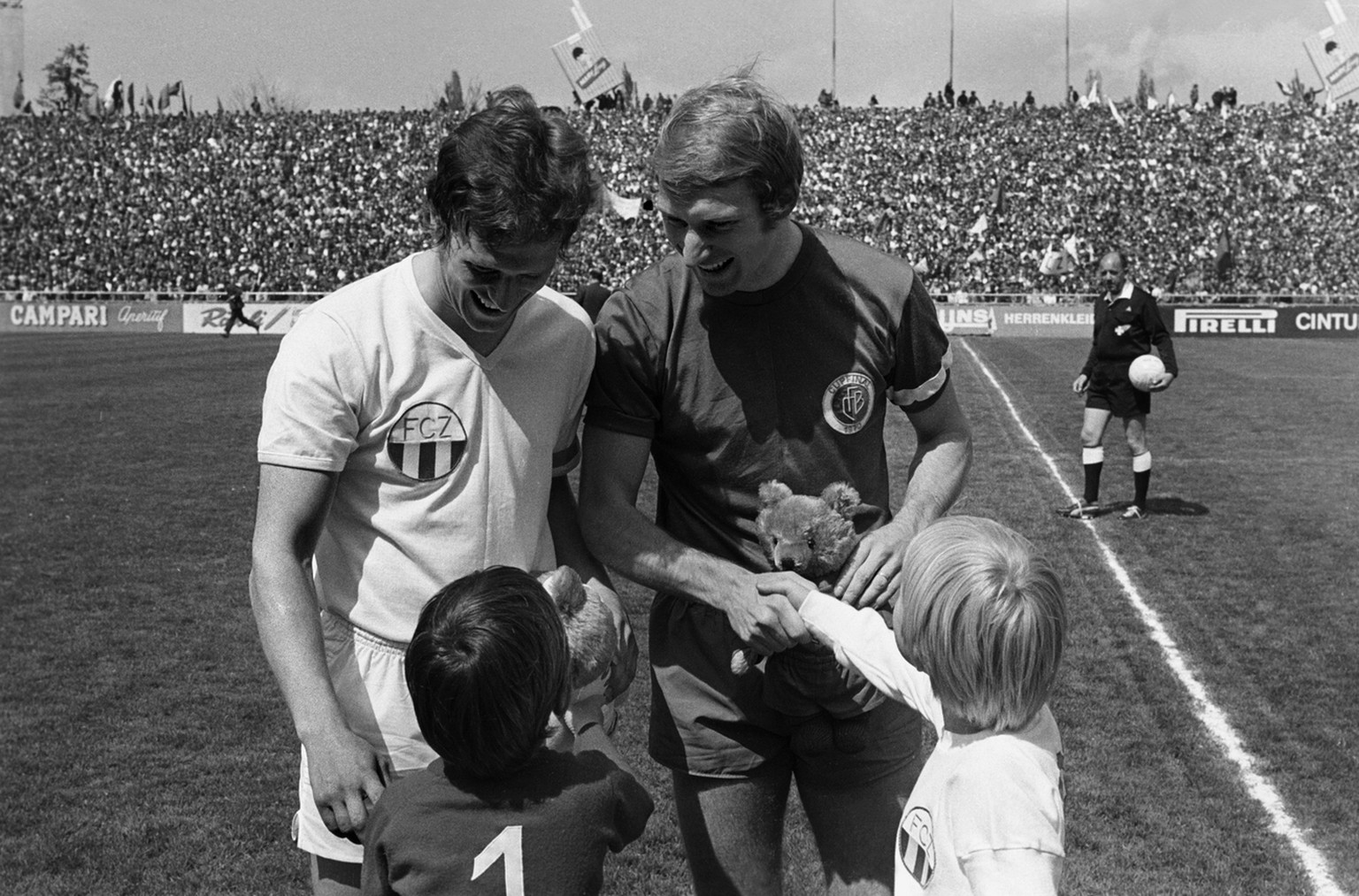 Die Captains Fritz Kuenzli, links, FC Zuerich, und Karl Odermatt, rechts, FC Basel, erhalten am 22. Mai 1972 im Wankdorfstadion in Bern vor dem Cup-Final zwischen Dem FC Zuerich und dem FC Basel von z ...