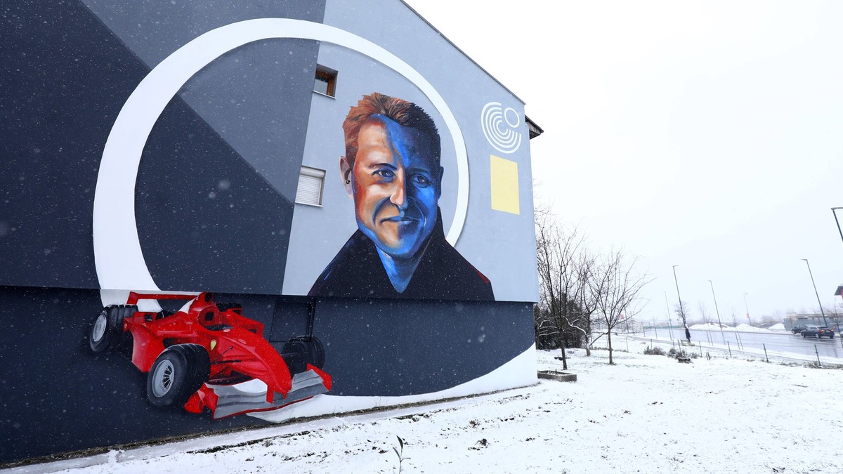 PXL_Graphite of Michael Schumacher Graphite of Michael Schumacher seen on the building, in Sarajevo, Bosnia and Herzegovina on January 10, 2022.A mural dedicated to Formula 1 driver Michael Schumacher ...