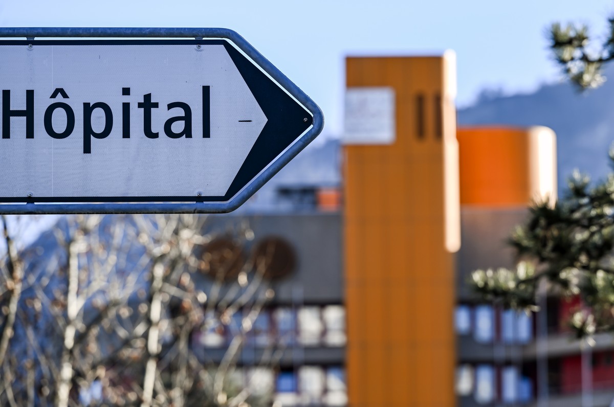 The Hospital (Hopital du Valais) building is pictured after the fire at the "Le Constellation" bar and lounge, in Sion, Switzerland, Saturday, January 3, 2026. 40 persons lost their lives an ...