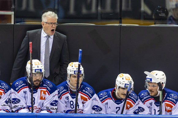 ZSC Lions&#039; Head coach Marc Crawford talks to his players, during a National League regular season game of the Swiss Championship between Geneve-Servette HC, GSHC, and ZSC Lions, ZSC, at the ice s ...