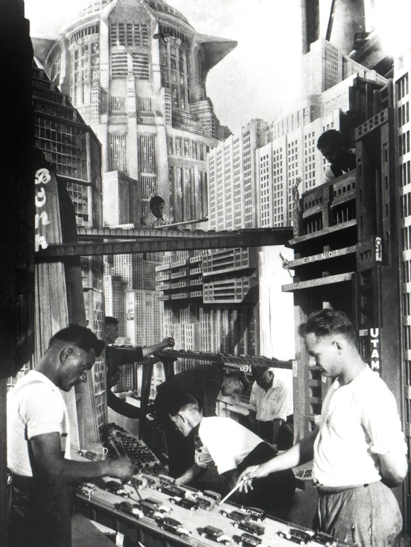 Miniature sets being built for METROPOLIS, 1927 Courtesy Everett Collection ACHTUNG AUFNAHMEDATUM GESCHƒTZT PUBLICATIONxINxGERxSUIxAUTxONLY Copyright: xCourtesyxEverettxCollectionx MCDMETR EC010