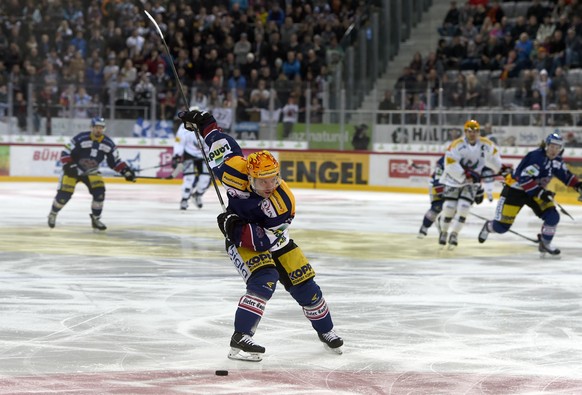 Arlbrandt zieht ab und bringt Biel mit diesem Schuss 1:0 in Front.