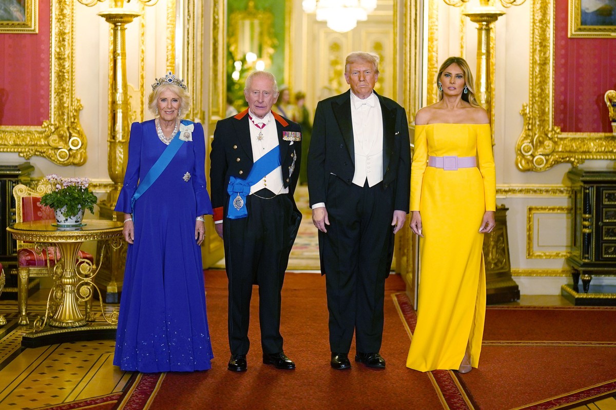 Britain's King Charles III, centre left, and U.S. President Donald Trump, centre right, pose with Queen Camilla and First Lady Melania Trump, right, at the state banquet at Windsor Castle, Englan ...