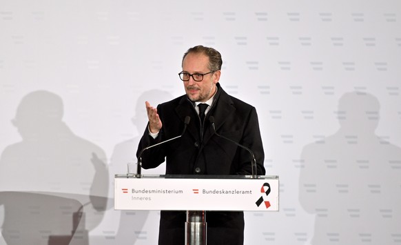 ABD0136_20211102 - WIEN - ÖSTERREICH: Bundeskanzler Alexander Schallenberg (ÖVP) am Dienstag, 2. November 2021, während einer Gedenkveranstaltung und Auszeichnung von Polizistinnen und Polizisten im R ...