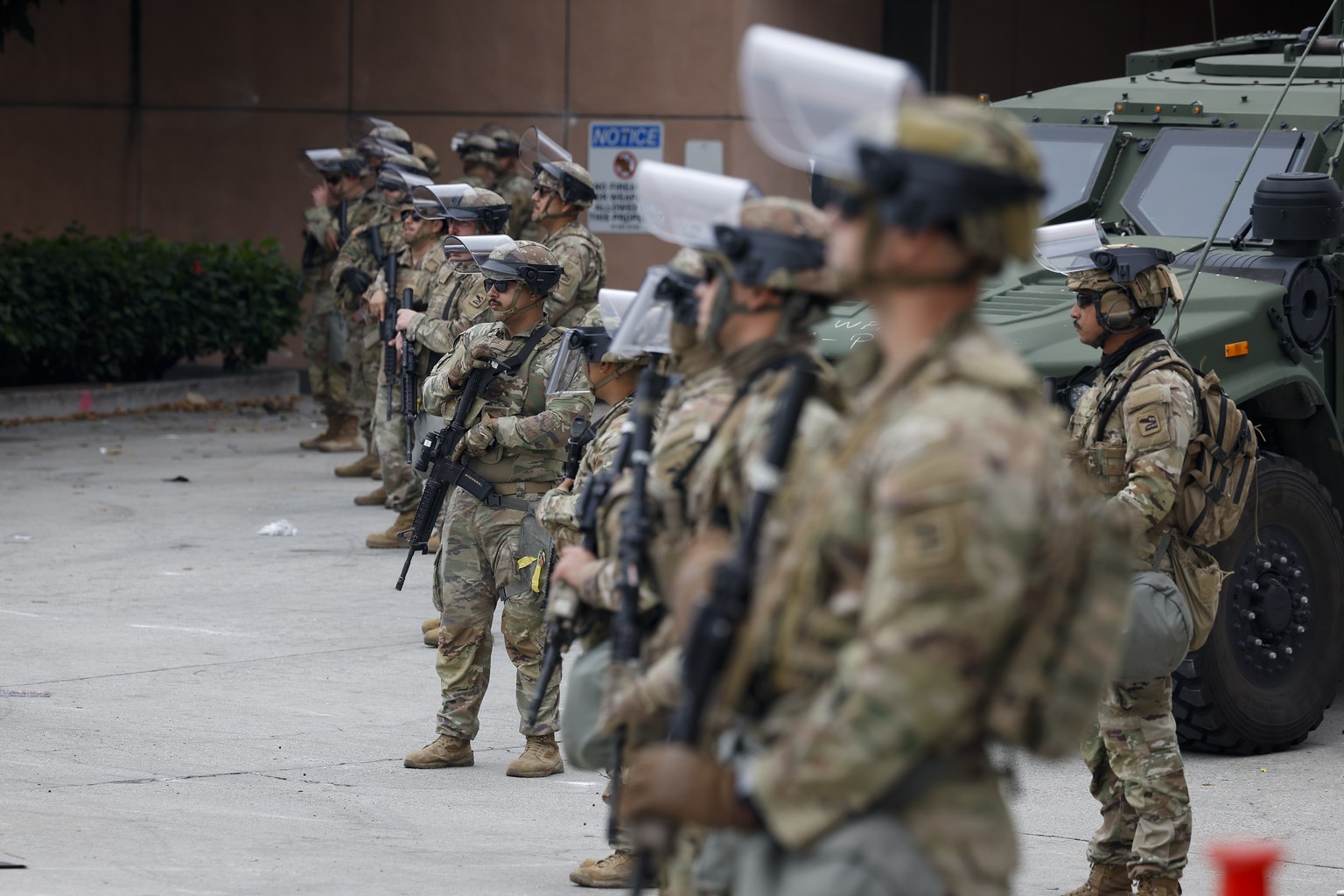epa12164378 Members of the National Guard stand guard in front of the Federal building in Los Angeles, California, USA, 08 June 2025. Some 2,000 National Guard troops have been deployed by US Presiden ...