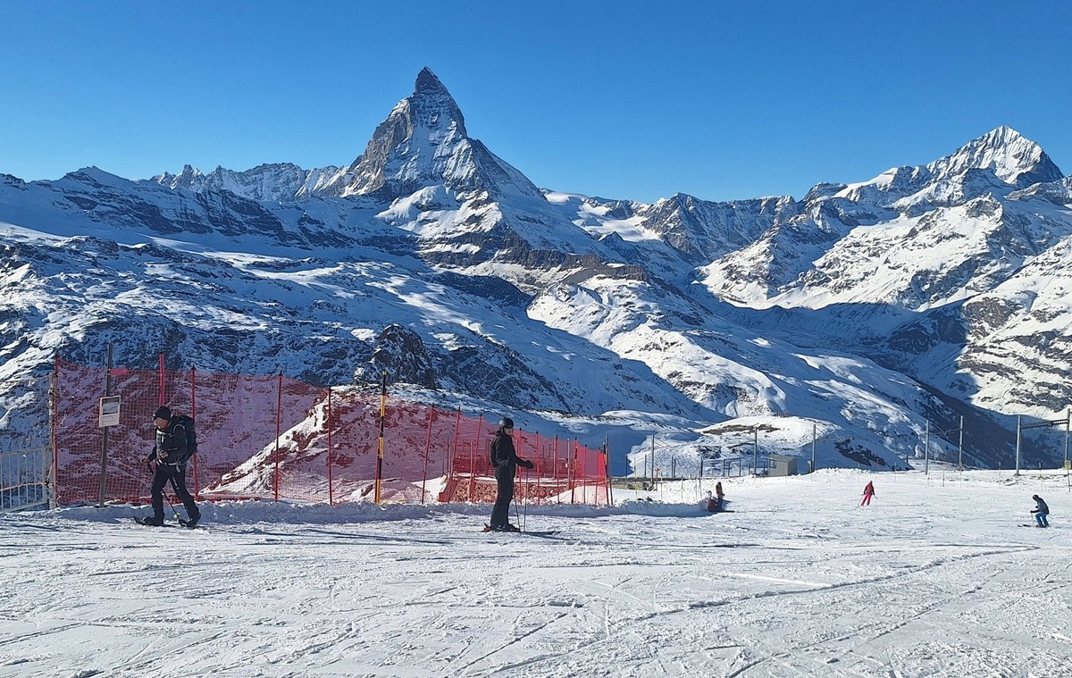 Zermatt, Matterhorn Themenbild - Skifahren, Skifahrer auf Skipisten in der Alpenregion Zermatt, Matterhorn, Wallis, Schweiz Themenbild - Skifahren, Skifahrer auf Skipisten in der Alpenregion Zermatt,  ...