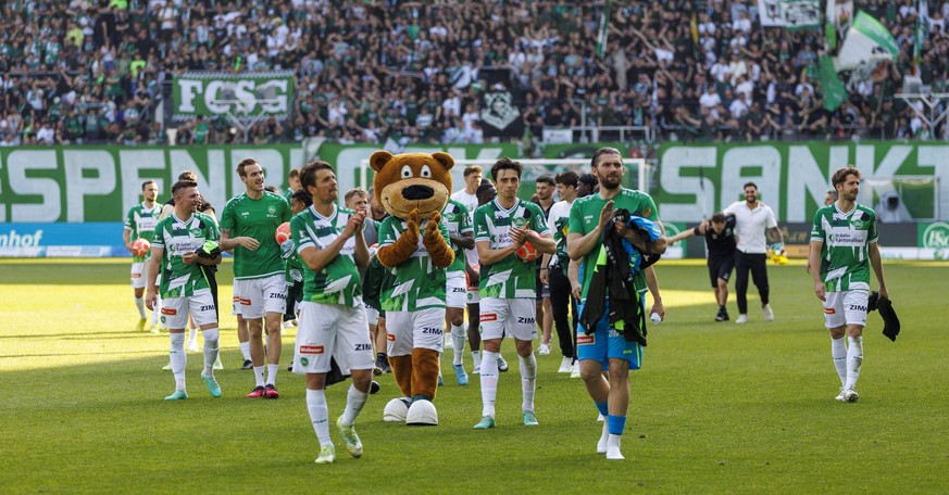 Die Spieler des FC St.Gallen bedanken sich bei den Zuschauern nach dem Fussball Meisterschaftsspiel der Super League zwischen dem FC St.Gallen 1879 und dem FC Sion, am Montag, 29. Mai 2023, in St. Gal ...