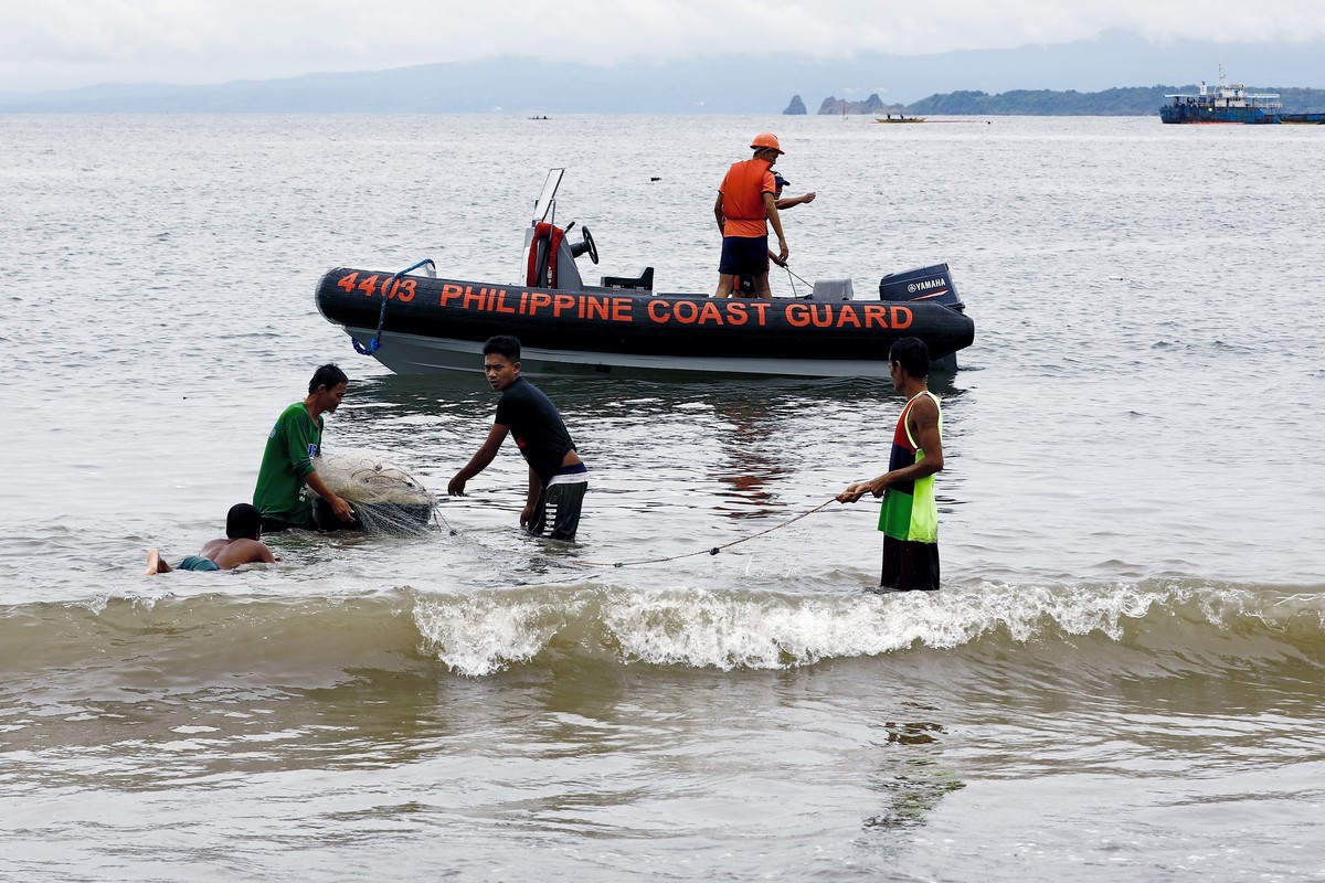 epa11504842 Philippine Coast Guard personnel work at the location of sunken ship MTKR Jason Bradley in Mariveles, Bataan province, Philippines, 29 July 2024. The Philippine Coast Guard (PCG) reported  ...