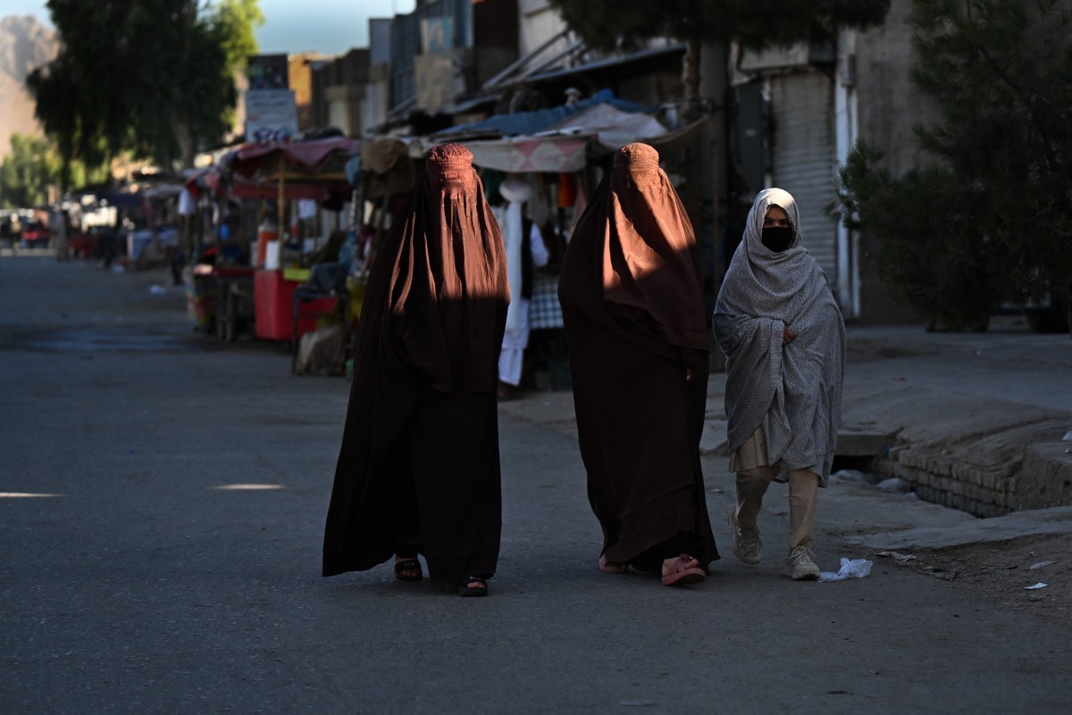 Des Afghanes vêtues de burqas marchent dans une rue du village de Chonee, dans la province de Kandahar, le 4 juillet 2026.
