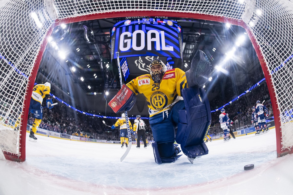 Torhueter Sandro Aeschlimann (HCD) blickt dem 2:1 Tor hinterher im dritten Playoff Halbfinal Eishockeyspiel der National League zwischen den ZSC Lions und dem HC Davos, am Donnerstag, 3. April 2025, i ...