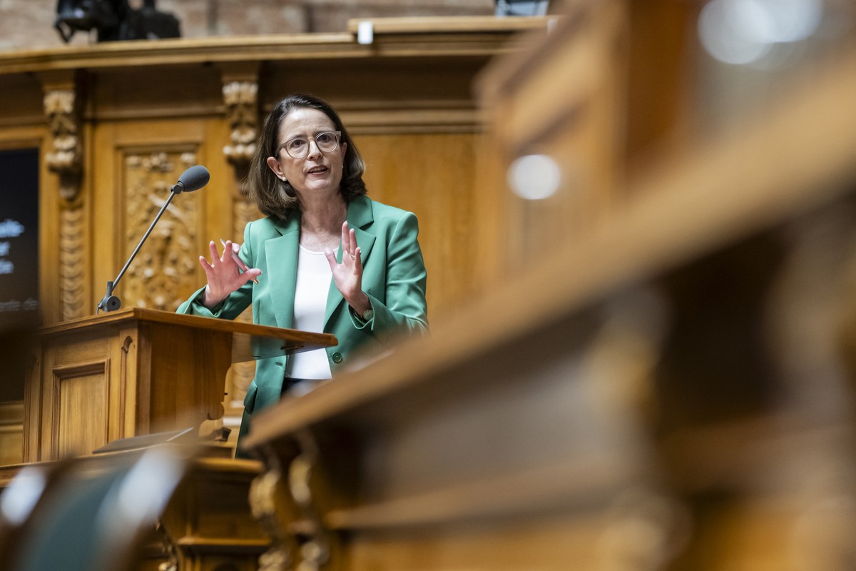 Susanne Vincenz-Stauffacher, FDP-SG, stellt eine Frage waehrend der Debatte zur Individualbesteuerung, an der Sondersession des Nationalrats, am Mittwoch, 7. Mai 2025 im Nationalrat in Bern. (KEYSTONE ...