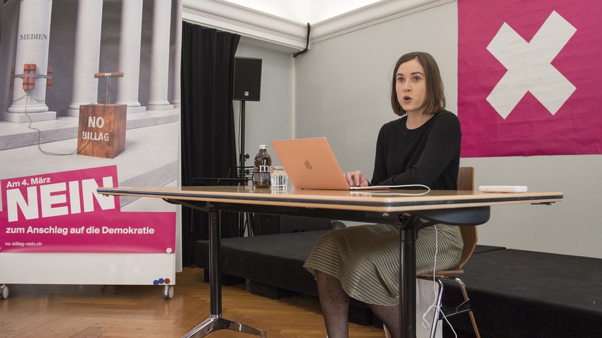 Laura Zimmermann, Co-Praesidentin Operation Libero, lanciert den Abstimmungskampf gegen die No Billag Volksinitiative mit Fahne und Plakat, am Dienstag, 5. Dezember 2017, in Bern. Die Volksabstimmung  ...