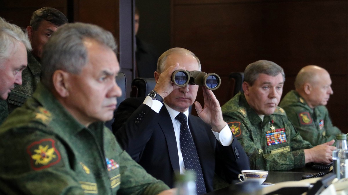 epa06212265 Russian President Vladimir Putin (2-L), Defence Minister Sergei Shoigy (L) and Deputy Defense Minister General Valery Gerasimov (2-R), Chief of the Russian Armed Forces General Staff watch ...