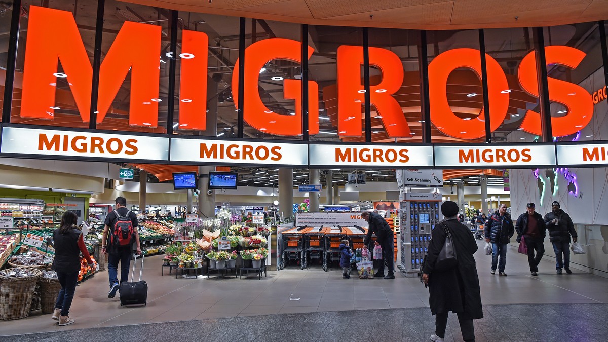 ARCHIVBILD ZUM UMSATZ DER MIGROS IM GESCHAEFTSJAHR 2021, AM DIENSTAG, 18. JANUAR 2022 - Das Migros Logo beim Ladeneingang, fotografiert am Samstag, 17. Februar 2018, am Flughafen Zuerich. (KEYSTONE/Me ...