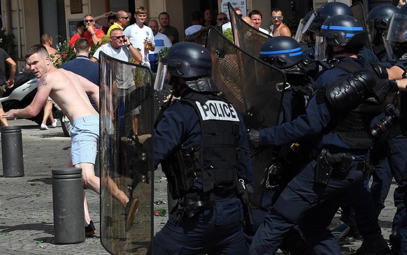 epa05357890 Riot police stand guard during clashes with soccer fans at the Old Port of Marseille, France, 1 June 2016, before the UEFA EURO 2016 group B preliminary round match between England and Rus ...