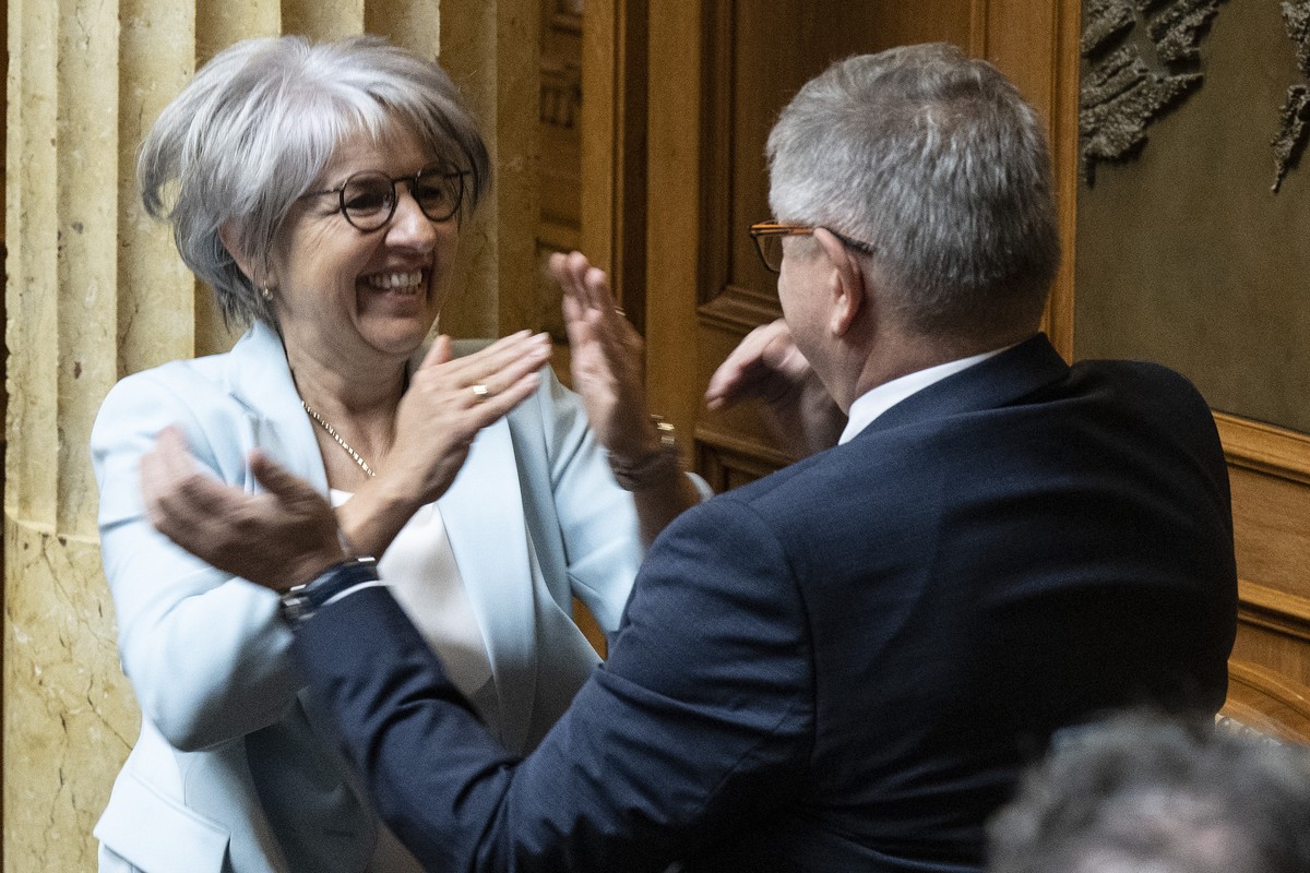Elisabeth Baume-Schneider, SP-JU, freut sich ueber ihre Wahl zum 121. Bundesrat nach der Ersatzwahl in den Bundesrat durch die Vereinigte Bundesversammlung, am Mittwoch, 7. Dezember 2022 im Bundeshaus ...