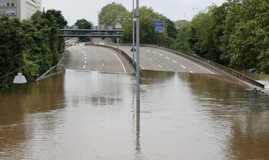 epaselect epa11352417 A flooded part of the town highway near the Saar river in Saarbruecken, Germany, 19 May 2024. Large parts of the federal states of Saarland and Rhineland-Palatinate were hit by h ...