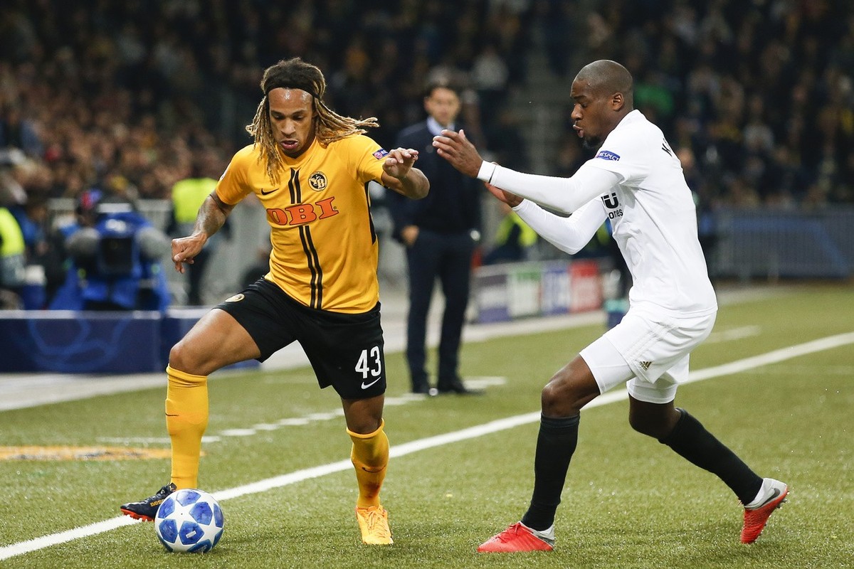 YB's Kevin Mbabu, left, fights for the ball against Valencia's Geoffrey Kondogbia, right, during the UEFA Champions League group stage group H matchday 3 soccer match between Switzerland ...