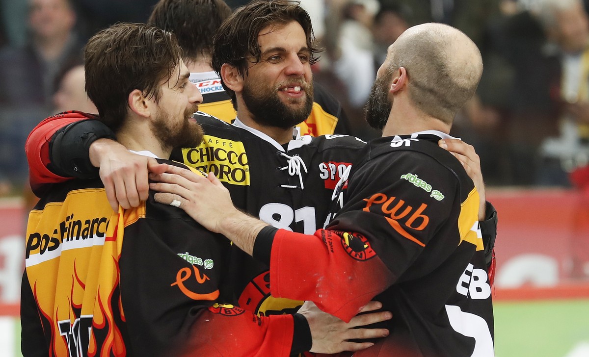 Berns Mark Arcobello, Thomas Ruefenacht und Andrew Ebbett, von links, feiern den Meistertitel nach dem fuenften Eishockey Playoff-Finalspiel zwischen dem SC Bern und dem EV Zug, am Ostersamstag, 20. A ...