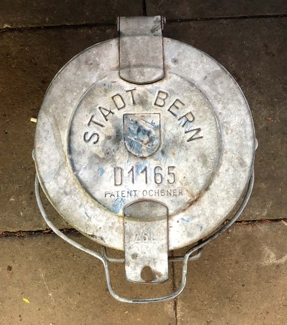 «Patent Ochsner» in einer Berner Ausführung.
https://commons.wikimedia.org/wiki/File:Eimer_Patent_Ochsner.jpg