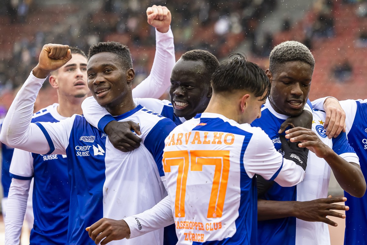 Grasshoppers Francis Momoh, links, Awer Mabil, 2. links und Filipe de Carvalho, Mitte, jubeln mit Tsiy Ndenge, 2. rechs, nach seinem Tor zum 4:1 im Fussball Meisterschaftsspiel der Super League zwisch ...