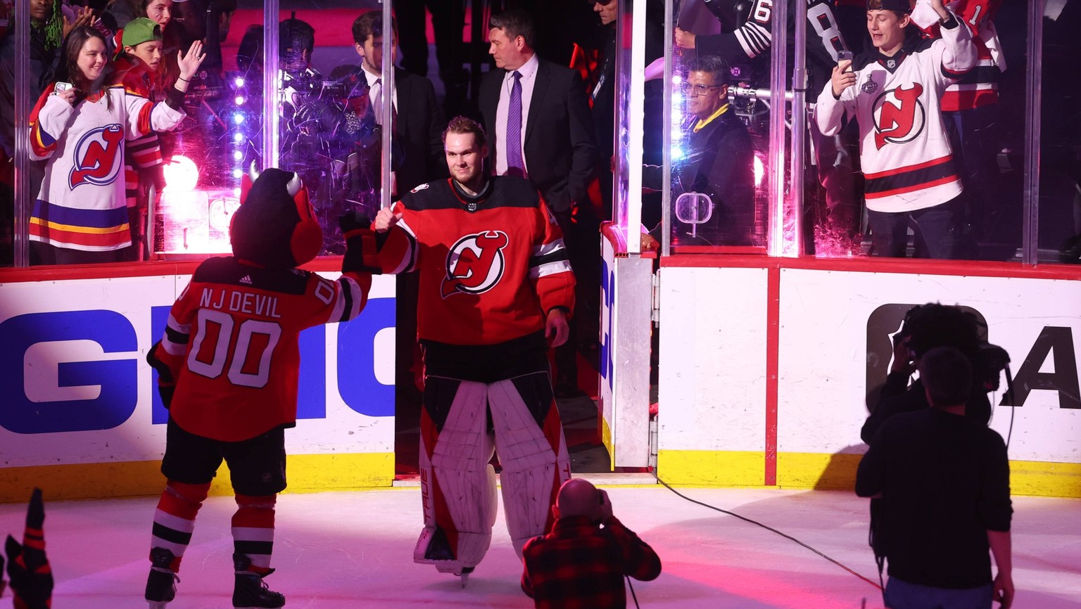 NHL, Eishockey Herren, USA Stanley Cup Playoffs-New York Rangers at New Jersey Devils May 1, 2023 Newark, New Jersey, USA New Jersey Devils goaltender Akira Schmid 40 is named first star against the N ...