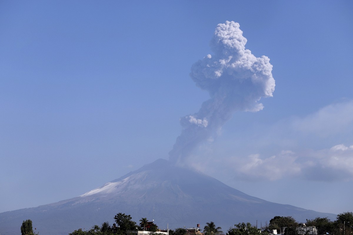Le volcan Pico de Orizaba en pleine éruption.