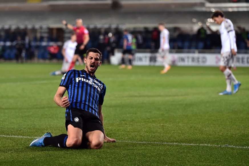 epa09159403 Atalanta&#039;s Remo Marco Freuler celebrates after scoring the 3-0 goal during the Italian Serie A soccer match between Atalanta Bergamo and Bologna FC in Bergamo, Italy, 25 April 2021. E ...