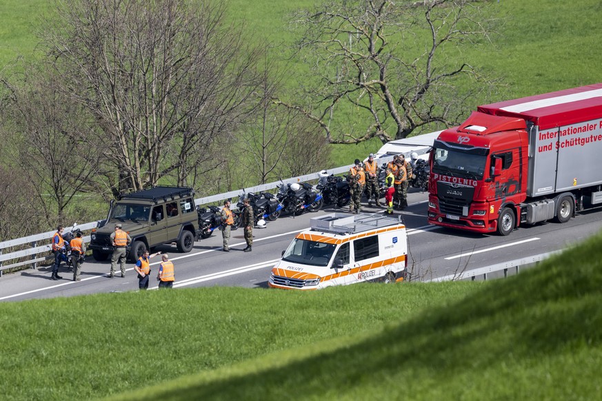 Motorradfahrer der Schweizer Armee sowie Hilfskraefte stehen auf dem Pannenstreifen, nach einem Unfall auf der Autobahn A2 bei Buochs im Kanton Nidwalden am Mittwoch, 20. Maerz 2024. Die Autobahn Rich ...