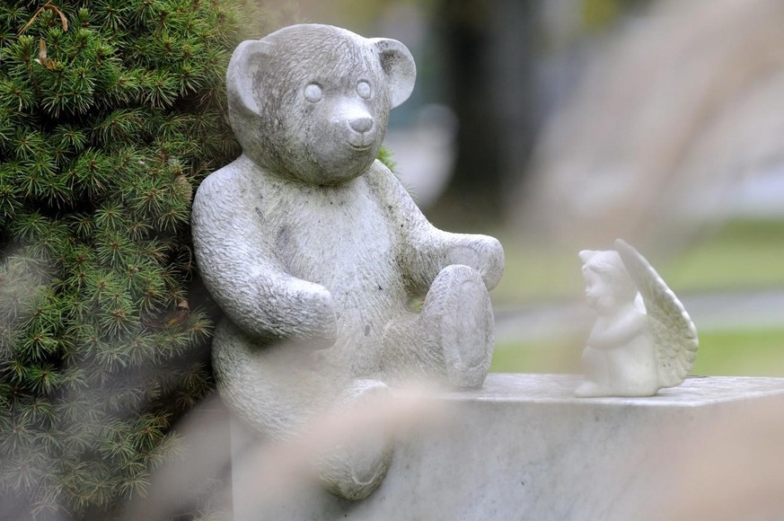 Ein Grabstein auf dem Ostfriedhof in St. Gallen am Freitag, 30. Oktober 2009. Am kommenden Sonntag, 1. November ist der christliche Feiertag Allerheiligen und Tags darauf Allerseelen. Um die Zeit von  ...