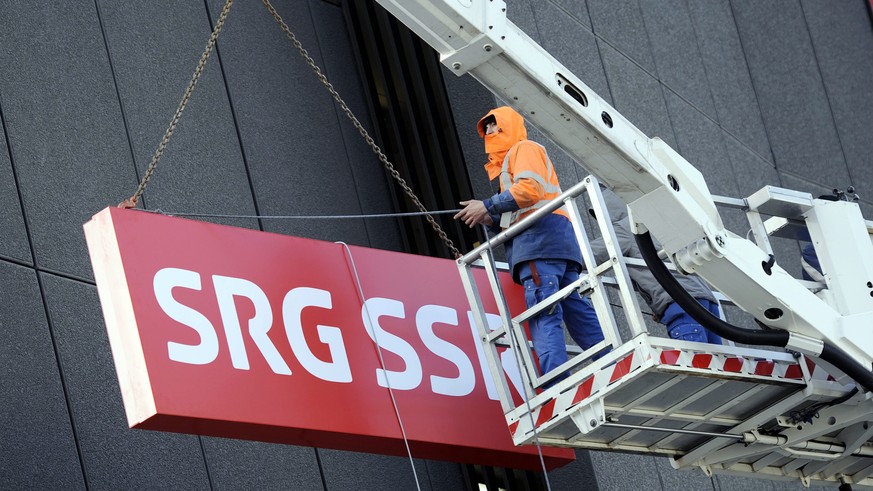 ARCHIVBILD ZUM STELLENABBAU BEI DER SRG, AM DONNERSTAG, 28. JUNI 2018 - Montage des neuen Logos SRG SSR beim Schweizer Fernsehen in Zuerich am Mittwoch, 2. Maerz 2011. (KEYSTONE/Walter Bieri)