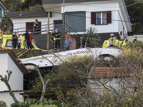 Bei einem schweren Busunglück auf der portugiesischen Insel Madeira sind am frühen Mittwochabend mindestens 28 Menschen ums Leben gekommen.
