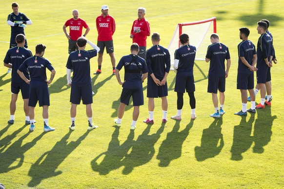 Switzerland&#039;s national soccer team head coach Vladimir Petkovic, center, talks to his players during a training session on the eve of the UEFA Euro 2020 qualifying Group D soccer match between th ...
