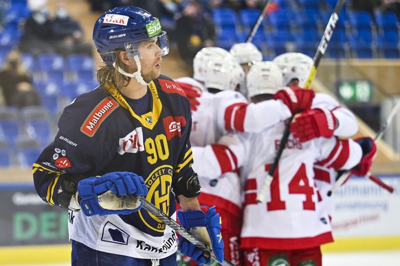 Davos&#039; Sven Jung nach dem zweiter Treffer von Lausannes Jiri Sekac, beim Eishockey Spiel der National League zwischen dem HC Davos und dem Lausanne HC, am Freitag, 21. Januar 2022, im Eisstadion  ...