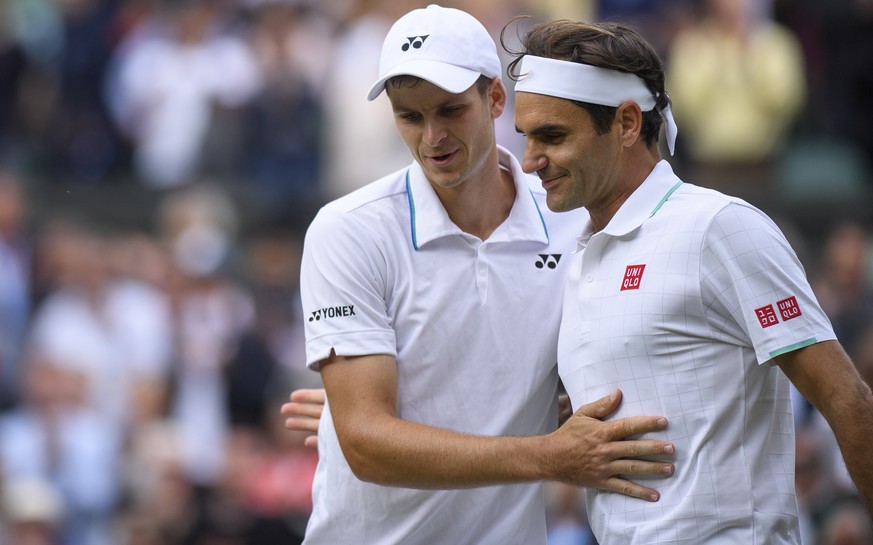 epa09329589 Hubert Hurkacz (L) of Poland talks with Roger Federer of Switzerland after defeating him in the quarter final of the Gentlemen&#039;s Singles on Centre Court at The Championships 2021. Hel ...