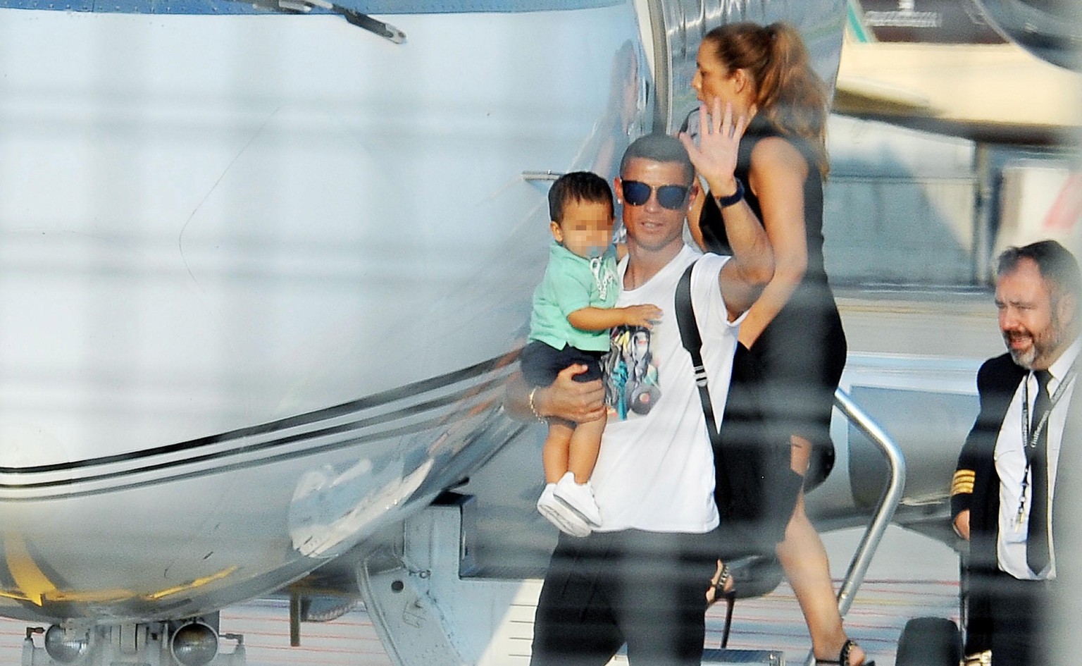 epa06917994 Juventus player Cristiano Ronaldo (with the youngest child) arrives at Caselle airport, Turin, Italy, 29 July 2018. EPA/Alessandro Di Marco