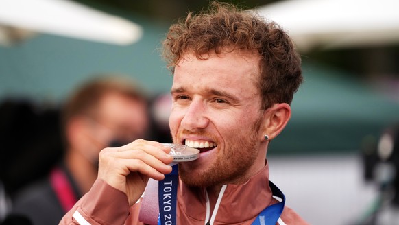 epa09366651 Silver medalist Mathias Flueckiger during the medal ceremony for the Men&#039;s Cross-Country event of the Mountain Biking events of the Tokyo 2020 Olympic Games at the Izu Mountain Bike C ...